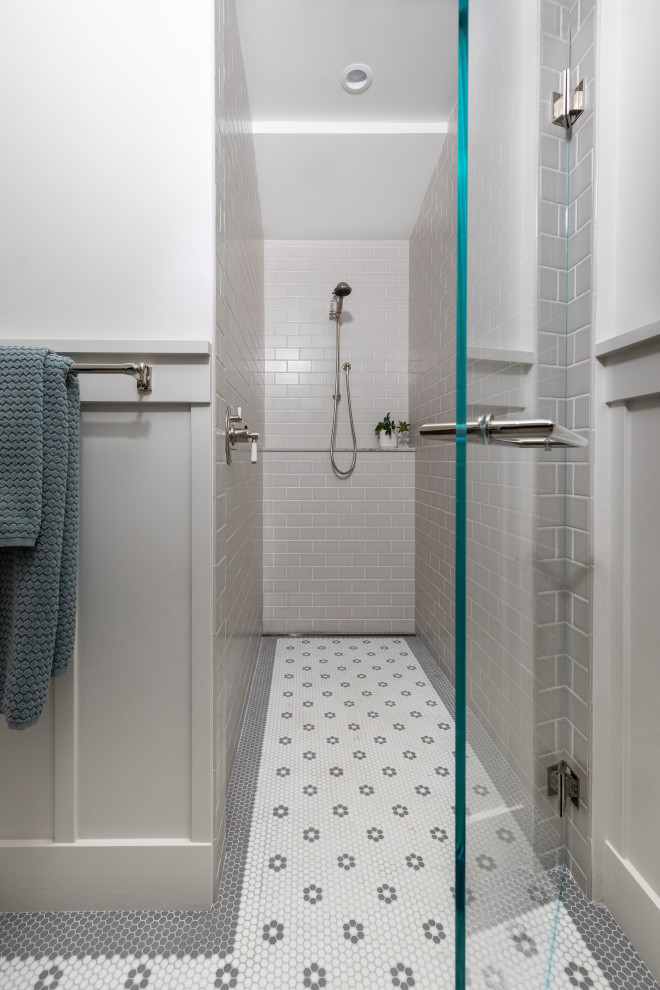 На фото: ванная комната среднего размера в стиле кантри с душем без бортиков, серой плиткой, керамической плиткой, белыми стенами, полом из мозаичной плитки, душевой кабиной, серым полом, душем с распашными дверями и панелями на стенах