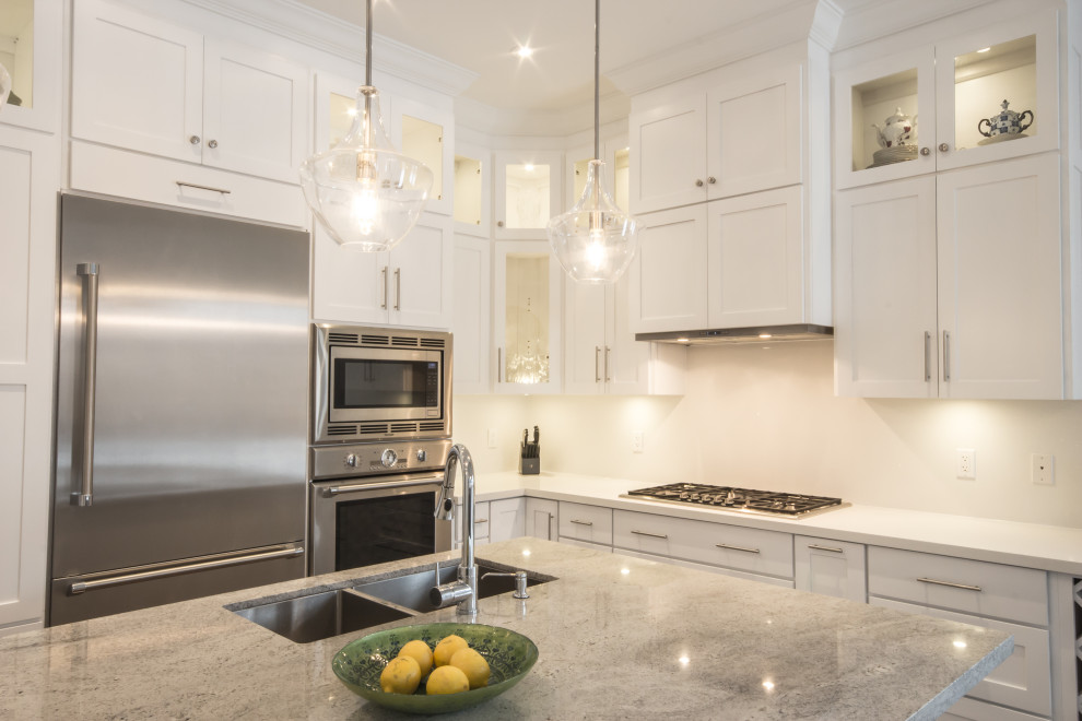 Kitchen - transitional kitchen idea in Toronto