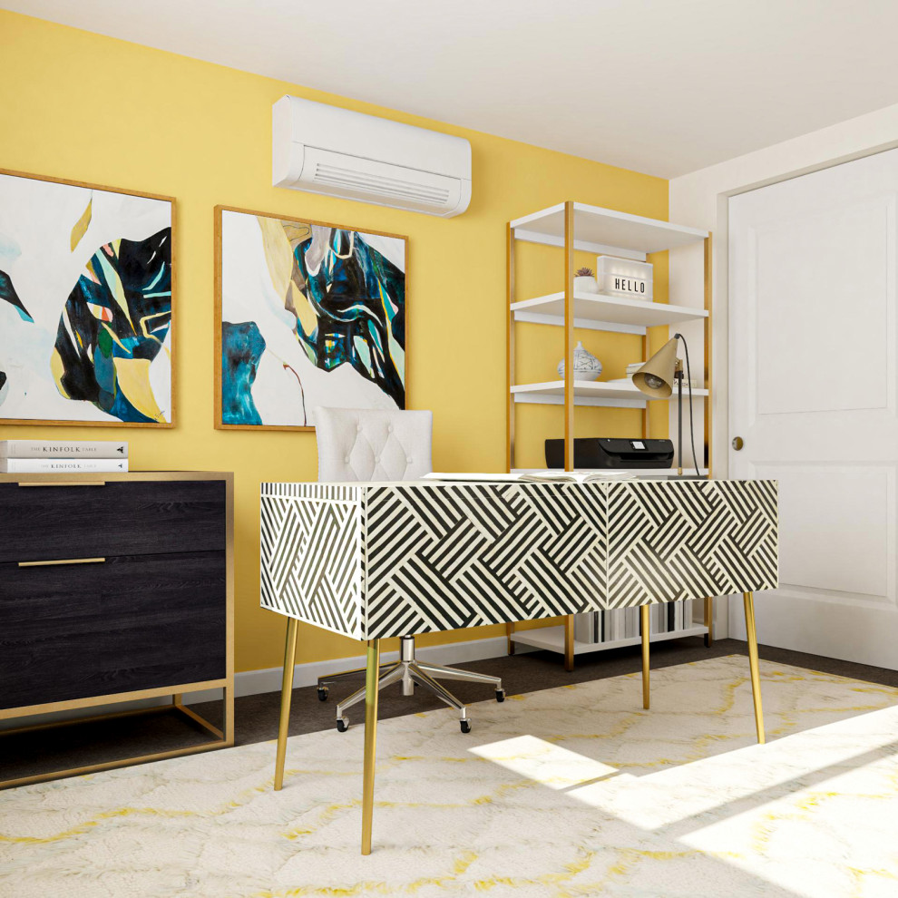 Mittelgroßes Modernes Arbeitszimmer mit Studio, gelber Wandfarbe, dunklem Holzboden und freistehendem Schreibtisch in Phoenix