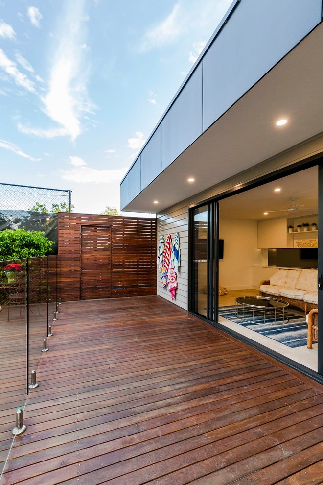Design ideas for a large contemporary backyard deck in Melbourne.