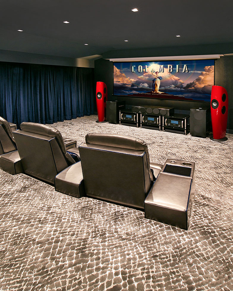 Modelo de cine en casa cerrado ecléctico grande con paredes azules, moqueta, pantalla de proyección y suelo multicolor