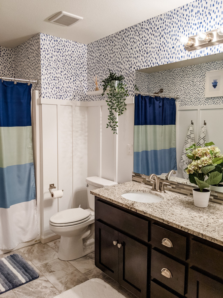 Mittelgroßes Modernes Badezimmer mit Duschbadewanne, integriertem Waschbecken, Duschvorhang-Duschabtrennung, Doppelwaschbecken, eingebautem Waschtisch und Wandpaneelen in Kansas City
