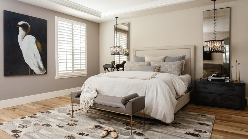 Стильный дизайн: большая хозяйская спальня в классическом стиле с серыми стенами, полом из винила, коричневым полом и любой отделкой стен без камина - последний тренд