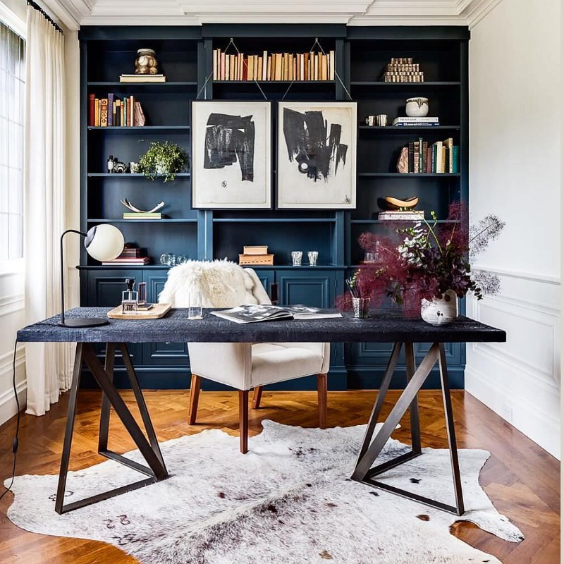 Inspiration för ett mellanstort hemmabibliotek, med blå väggar, mellanmörkt trägolv, ett fristående skrivbord och brunt golv