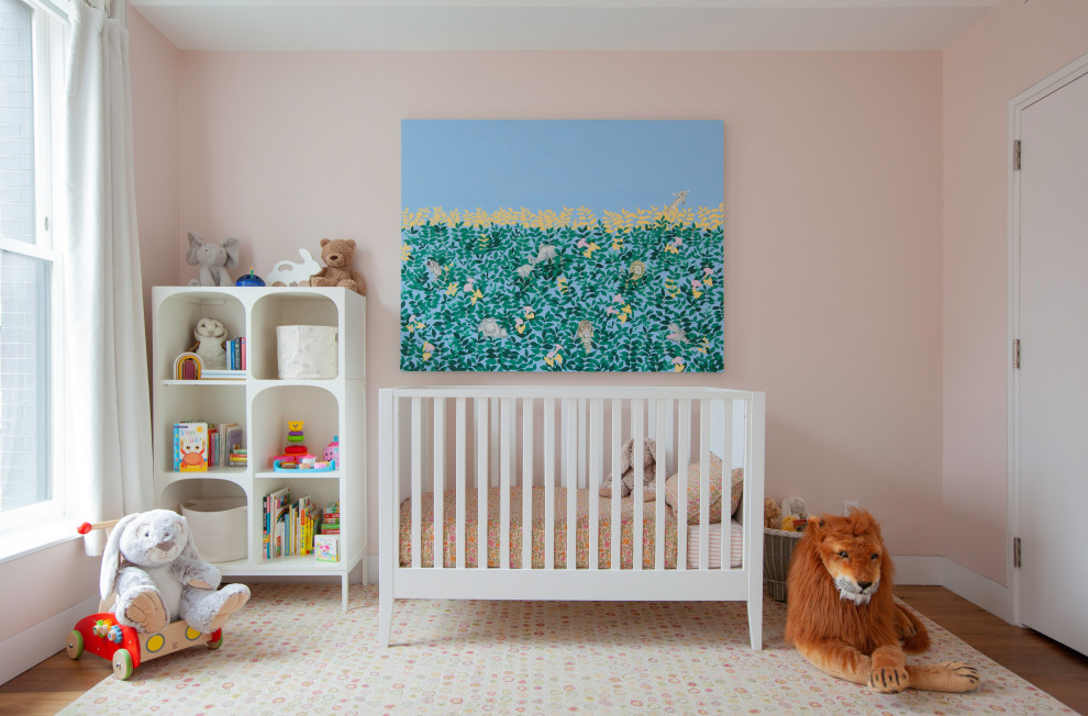Foto på ett mellanstort funkis babyrum, med rosa väggar