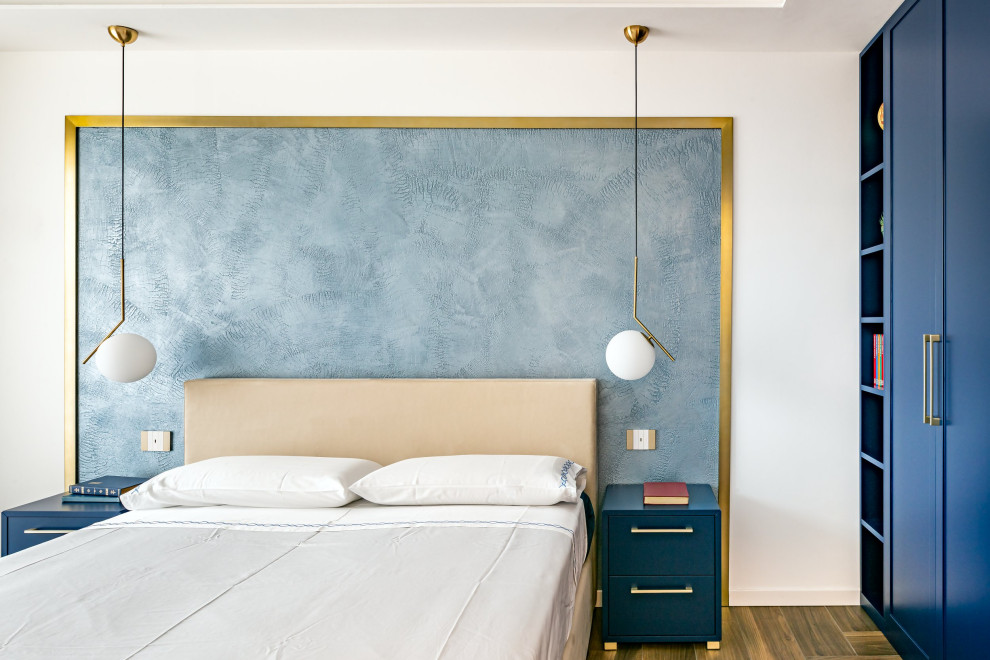 Mittelgroßes Modernes Hauptschlafzimmer mit weißer Wandfarbe, Porzellan-Bodenfliesen, braunem Boden und eingelassener Decke in Mailand