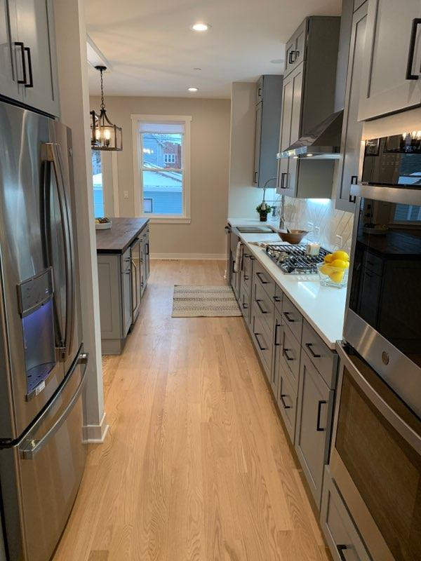 Kitchen - transitional kitchen idea in Chicago