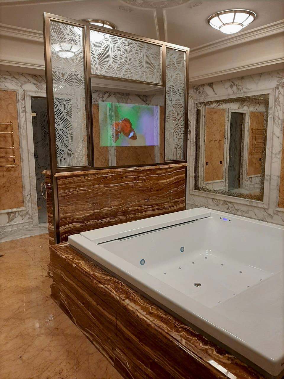 Шикарная ванная комната с теле-зеркалом