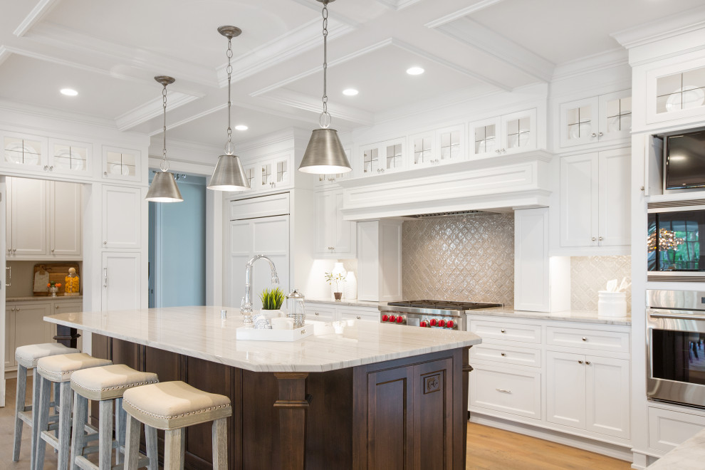 Kitchen - traditional kitchen idea in Miami