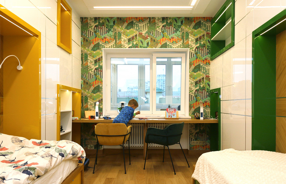 Foto di una cameretta per bambini da 4 a 10 anni contemporanea di medie dimensioni con pareti bianche, pavimento in legno massello medio, pavimento beige, soffitto ribassato e boiserie
