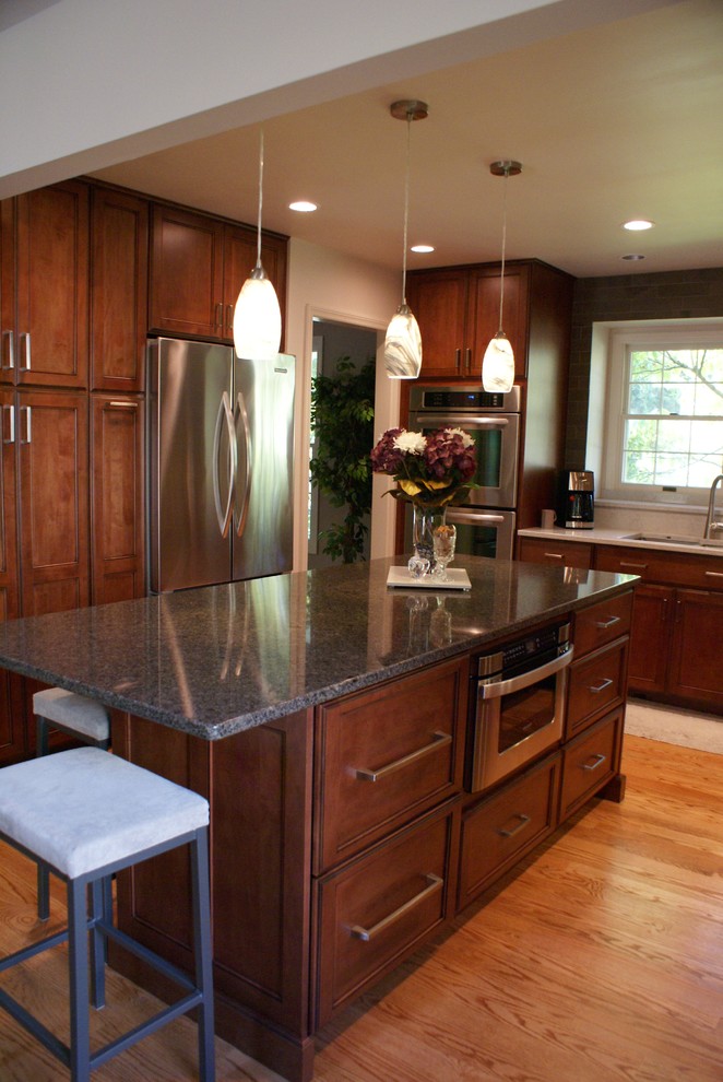 Kitchen - transitional kitchen idea in St Louis