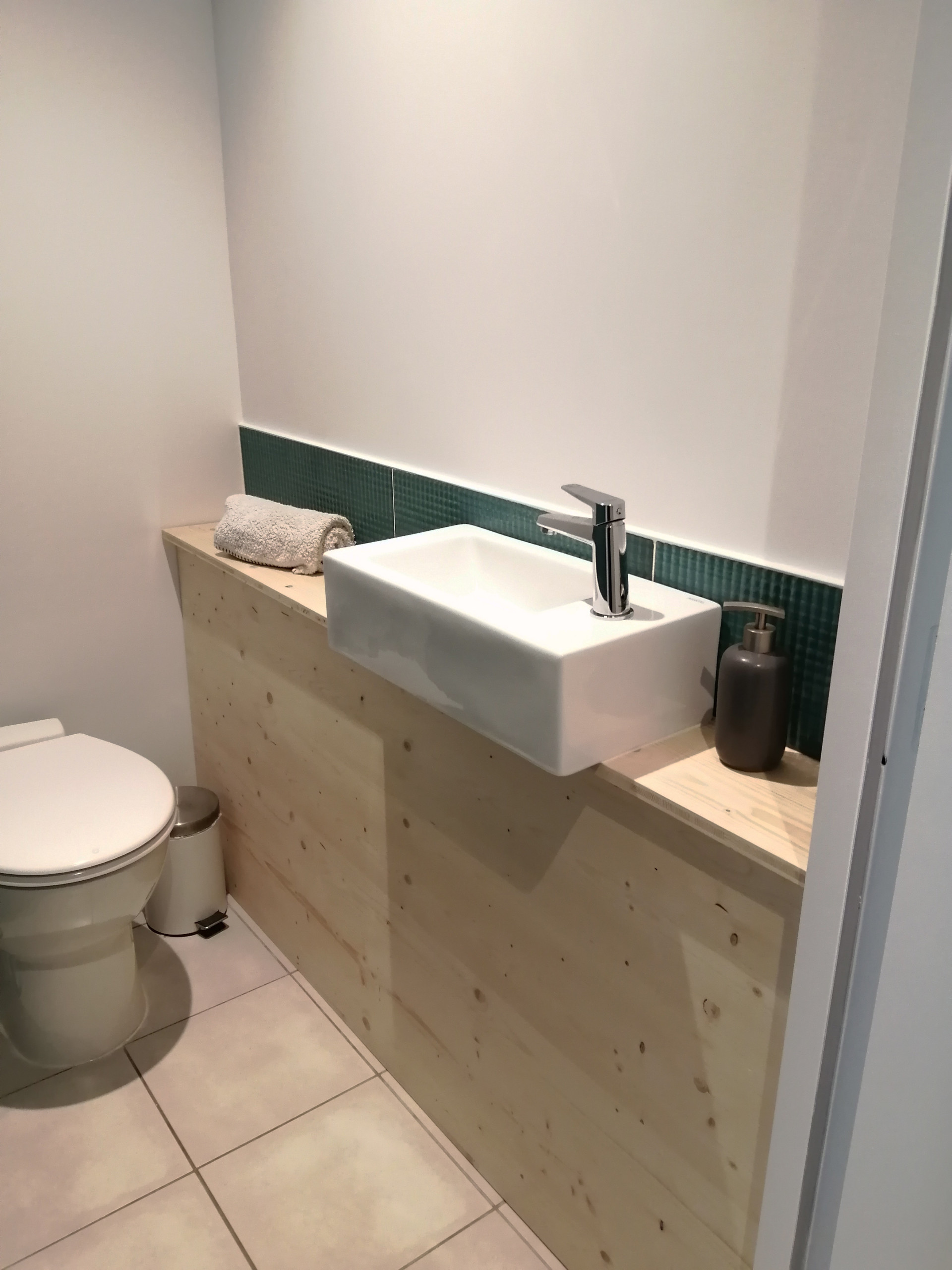 Aménagement d'une salle de bain avec WC séparé et réaménagement des couloirs