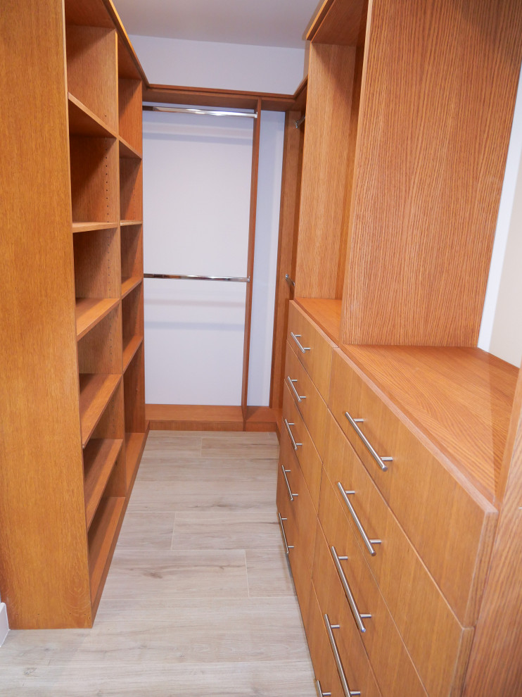 Idee per una cabina armadio unisex moderna di medie dimensioni con ante lisce, ante in legno scuro, pavimento in gres porcellanato e pavimento marrone