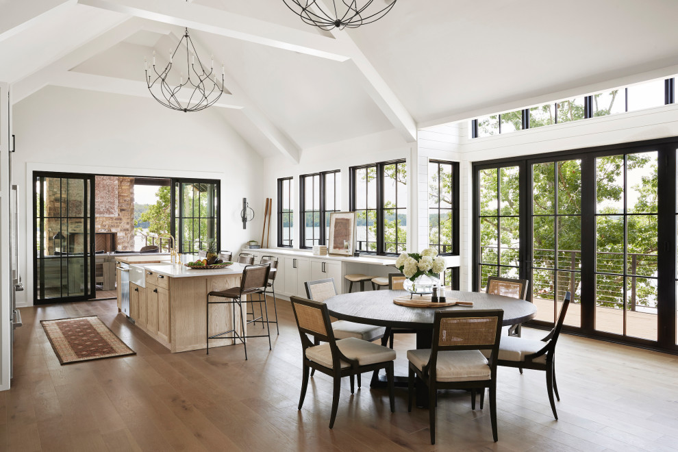 Idee per un'ampia sala da pranzo aperta verso la cucina stile rurale con parquet chiaro, pavimento beige e soffitto a volta
