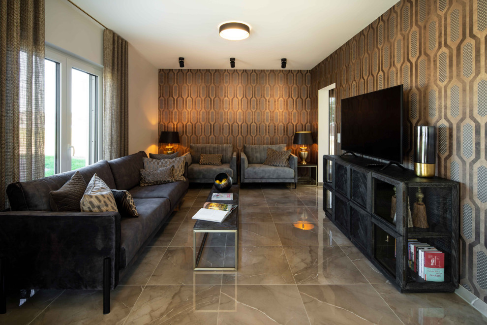 На фото: открытая гостиная комната среднего размера в стиле модернизм с коричневыми стенами, полом из керамогранита, отдельно стоящим телевизором, коричневым полом и обоями на стенах без камина