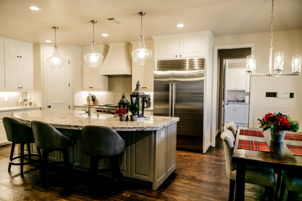 Example of a transitional home design design in Dallas