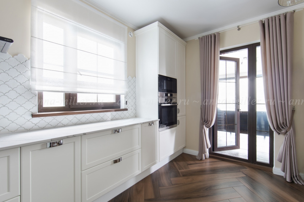 Однотонный тренд: шторы для загородного дома