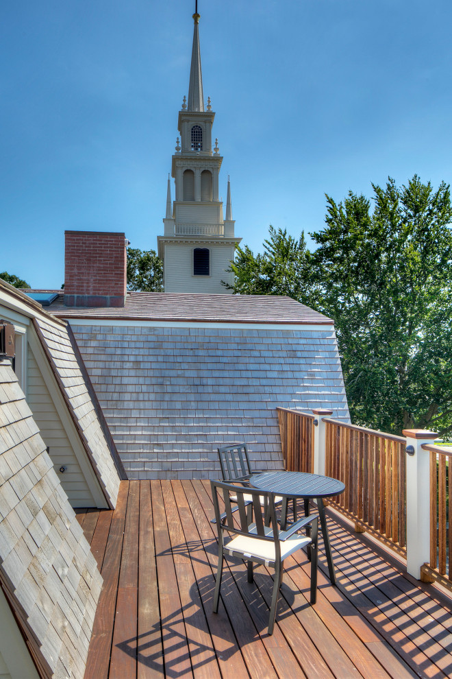 Ispirazione per una terrazza classica sul tetto e sul tetto con parapetto in legno