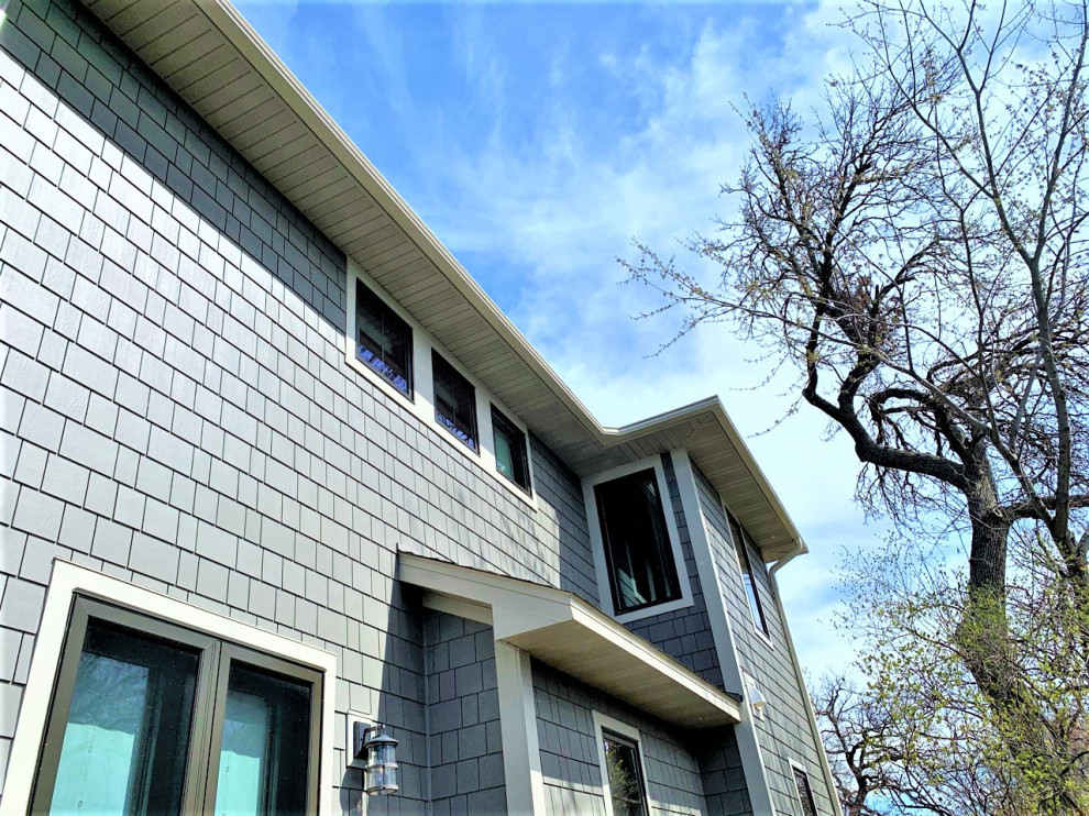 Großes, Zweistöckiges Modernes Einfamilienhaus mit grauer Fassadenfarbe, Schindeldach und grauem Dach in Minneapolis