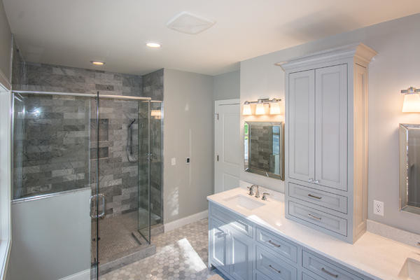 Photo of a transitional bathroom in Milwaukee.