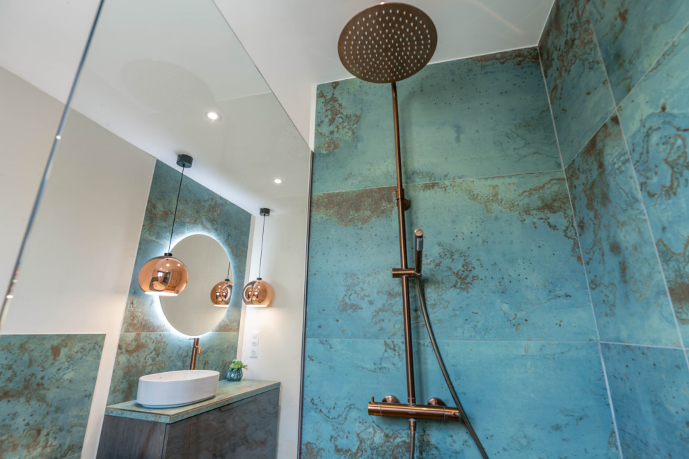 Exempel på ett modernt turkos turkost en-suite badrum, med skåp i mellenmörkt trä, ett platsbyggt badkar, en kantlös dusch, en vägghängd toalettstol, keramikplattor, ett nedsänkt handfat och kaklad bänkskiva