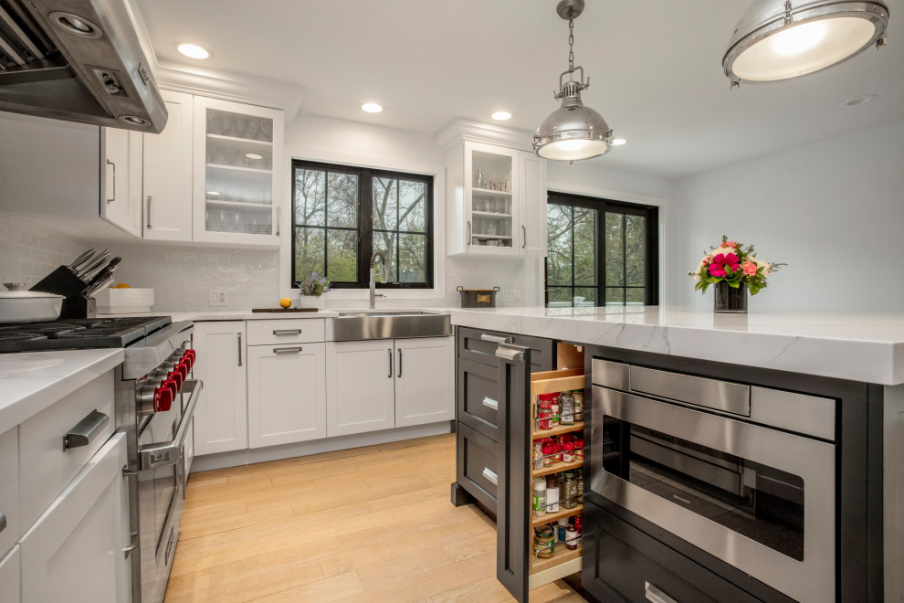 Kitchen - transitional kitchen idea in New York