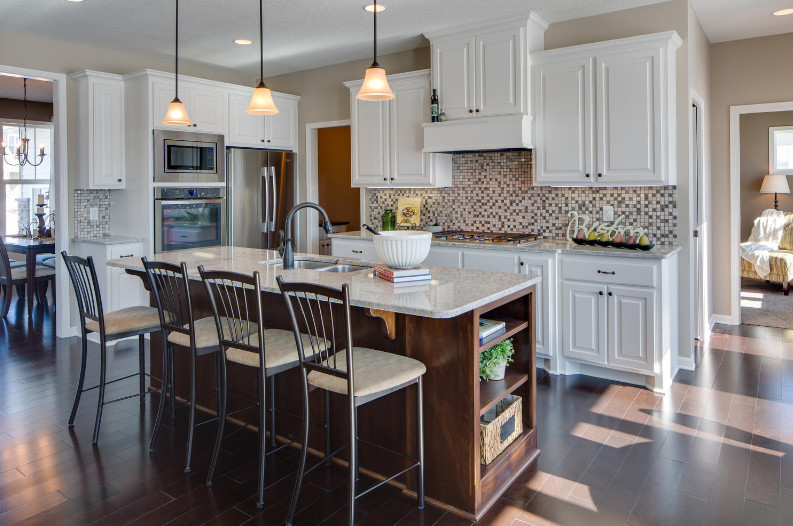 Mid-sized eat-in kitchen photo in Minneapolis with an island