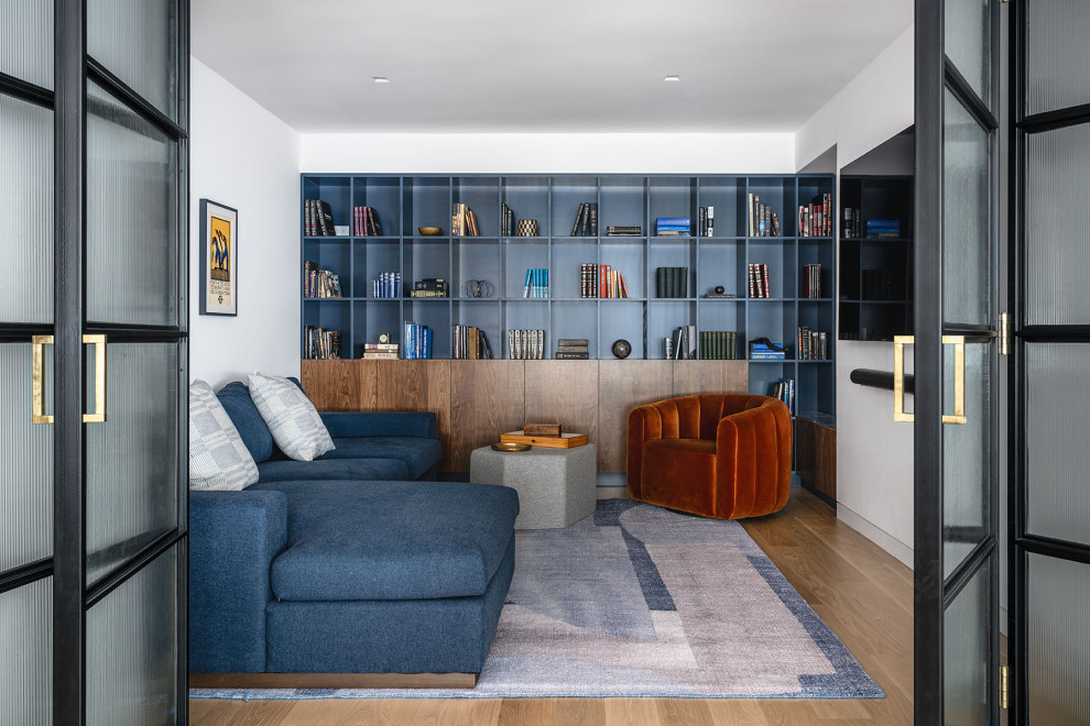 Foto di un soggiorno moderno di medie dimensioni con pareti bianche, pavimento in legno massello medio, TV a parete e pavimento marrone