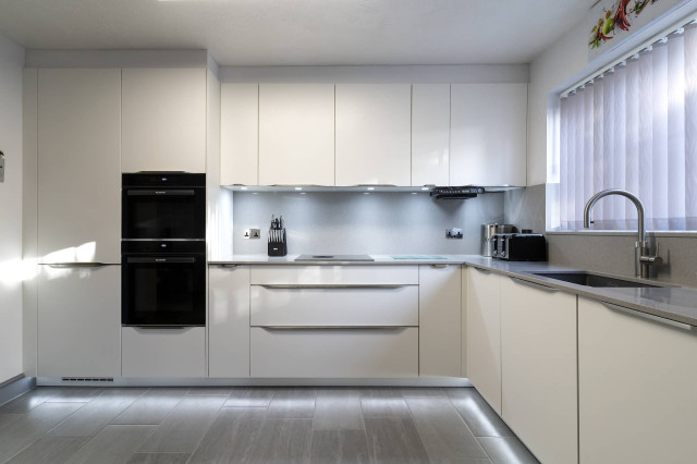 Matt white handleless kitchen contemporary-kitchen