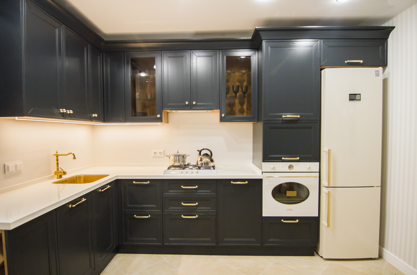 Черная кухня в стиле неоклассика