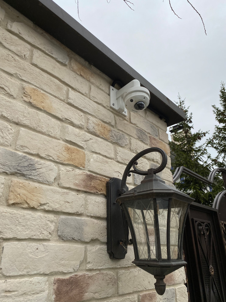 Уличная камера на кроштейне