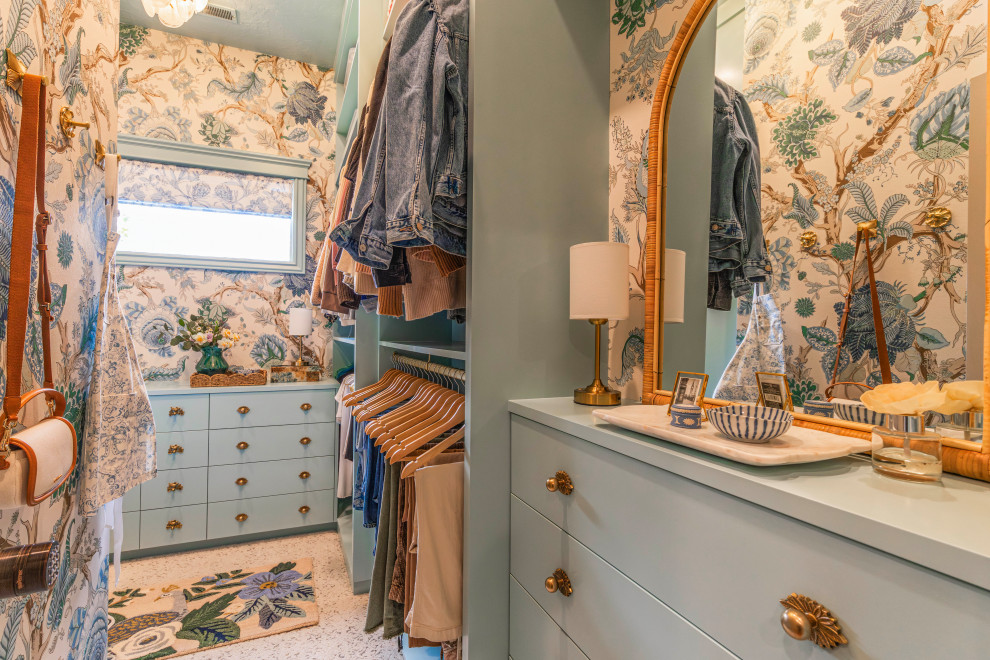 Example of a transitional closet design in Boise