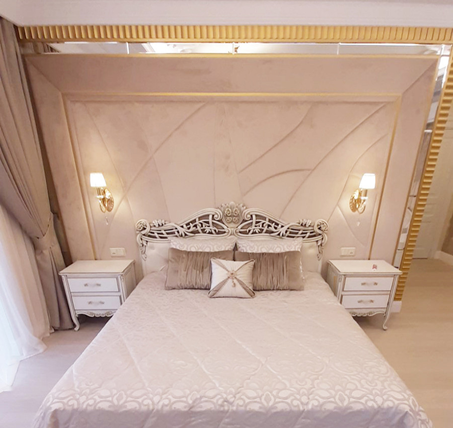 Фото готового интерьера. Второй этаж загородного дома, пространство спален в дом