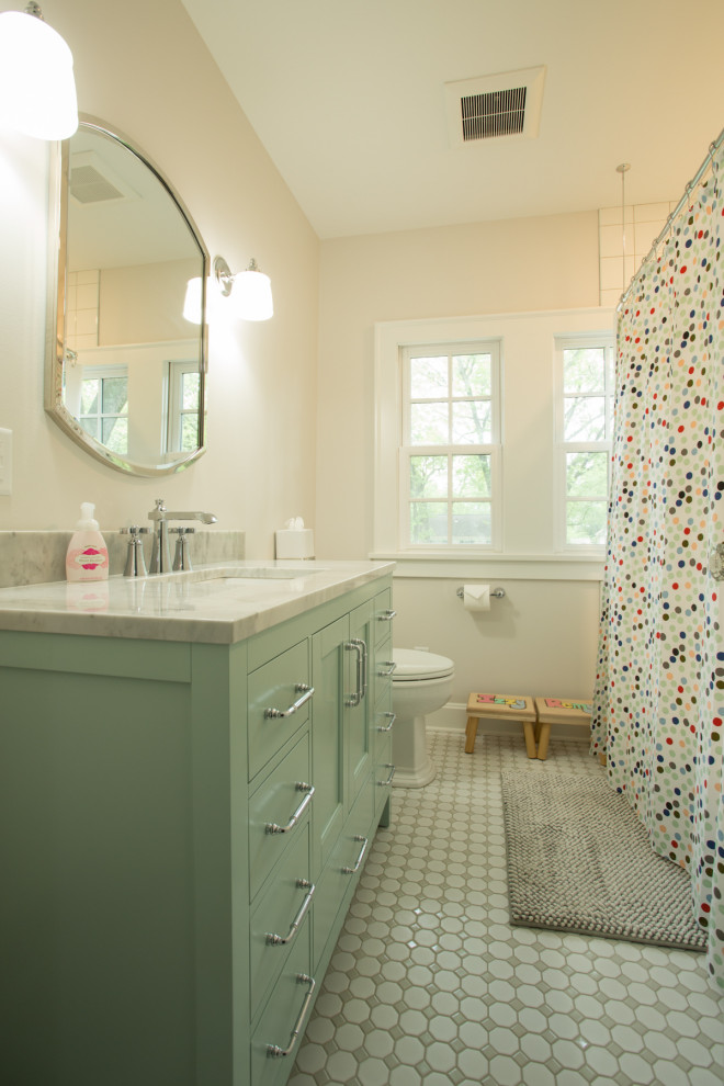 Foto på ett mellanstort grå badrum för barn, med släta luckor, gröna skåp, en dusch/badkar-kombination, vit kakel, porslinskakel, vita väggar, mosaikgolv, ett undermonterad handfat, bänkskiva i kvarts, flerfärgat golv och dusch med duschdraperi