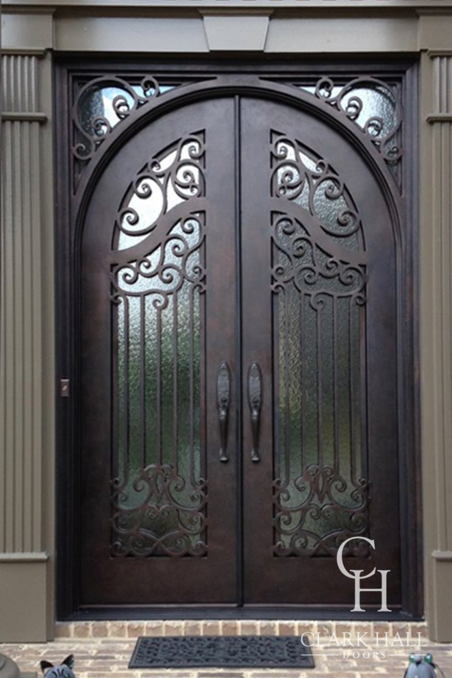 Esempio di una grande porta d'ingresso rustica con una porta a due ante e una porta marrone
