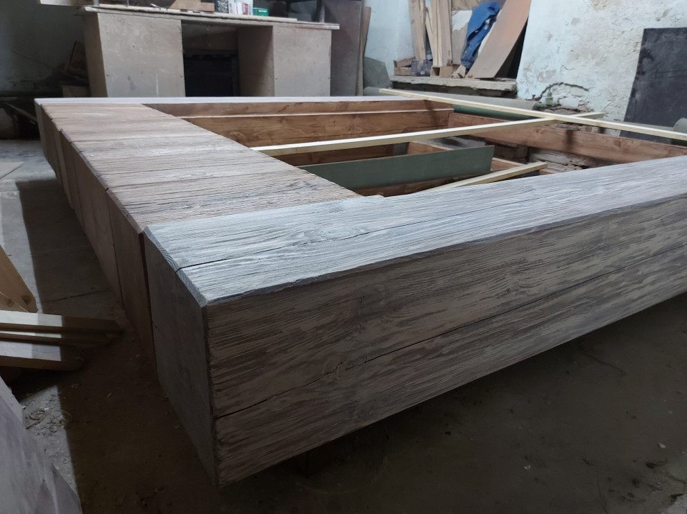 кровать из крупного бруса