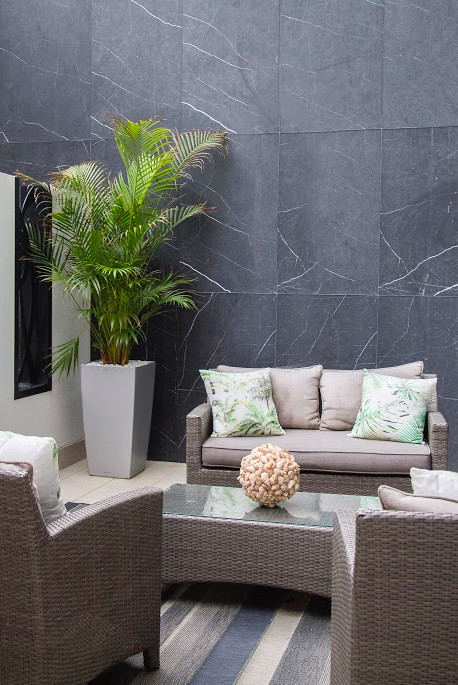 Design ideas for a beach style verandah in Gold Coast - Tweed.