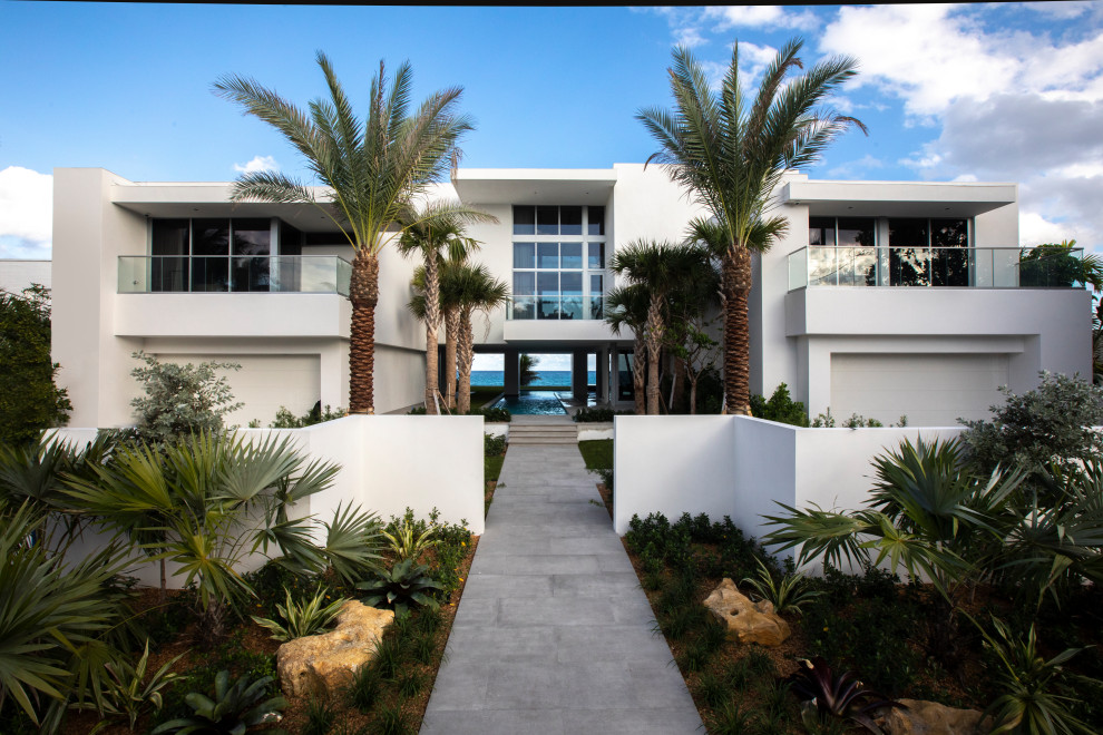 Contemporary veranda in Miami.