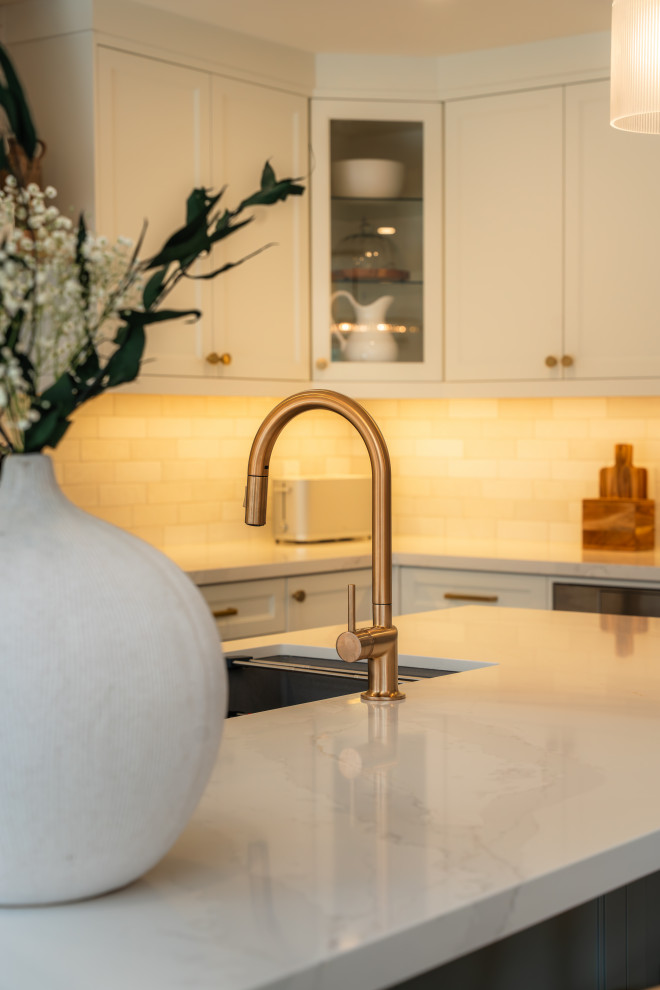 Kitchen - transitional kitchen idea in Toronto