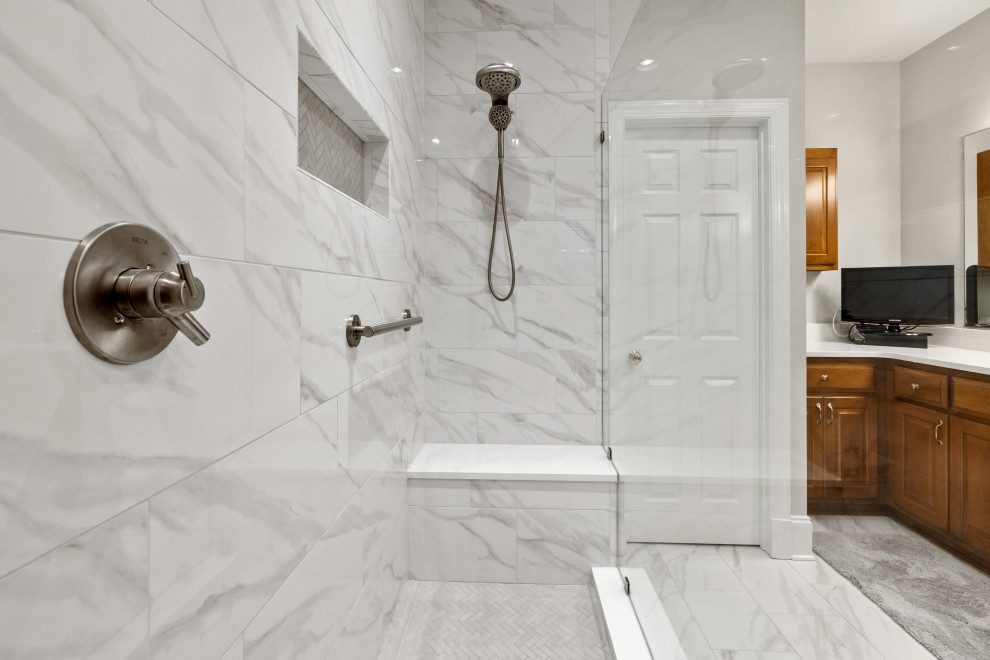 Стильный дизайн: большая главная ванная комната в классическом стиле с угловым душем, серыми стенами, мраморным полом, столешницей из гранита, разноцветным полом, открытым душем, белой столешницей, разноцветной плиткой, мраморной плиткой, монолитной раковиной и тумбой под одну раковину - последний тренд