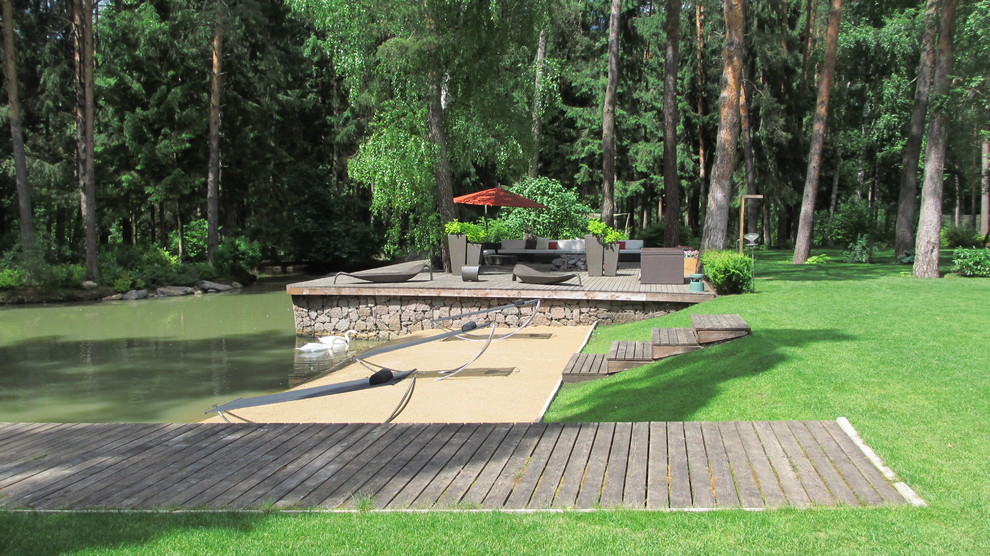 Дом в соснах у пруда