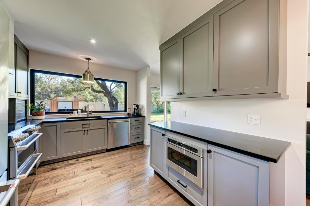 Transitional kitchen photo in Austin