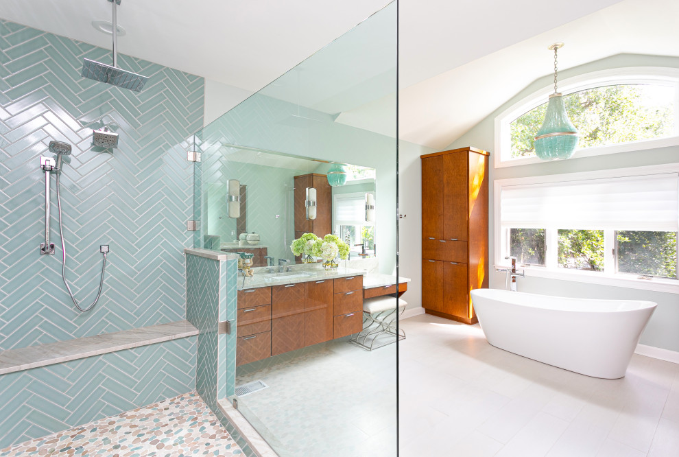 Bild på ett orientaliskt vit vitt badrum, med ett fristående badkar, en öppen dusch, blå kakel, glaskakel, marmorgolv, ett undermonterad handfat, bänkskiva i kvarts, vitt golv och med dusch som är öppen