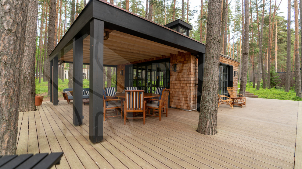 Современный дизайнерский дом с террасой и отделкой из дранки