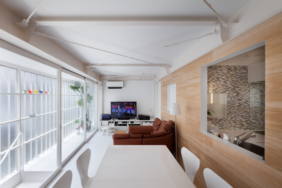 Immagine di un piccolo soggiorno moderno aperto con pareti bianche, pavimento in linoleum, nessun camino, TV autoportante, pavimento beige e travi a vista