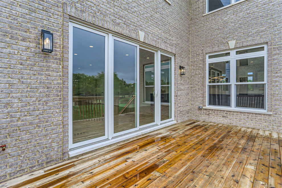 Inspiration for a transitional deck remodel in Chicago