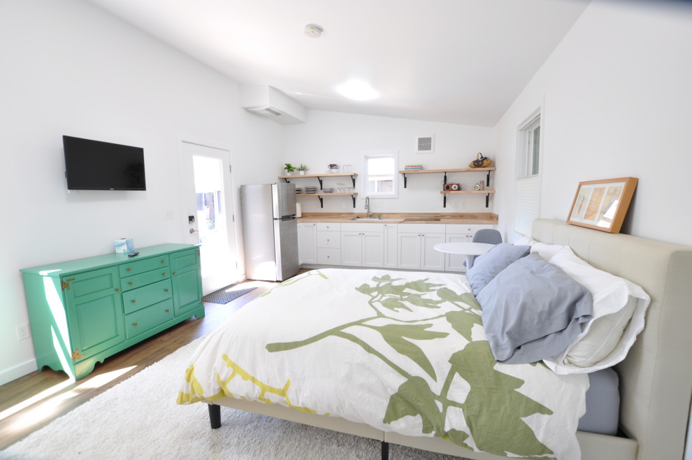 Immagine di una piccola camera da letto stile loft classica con pareti bianche