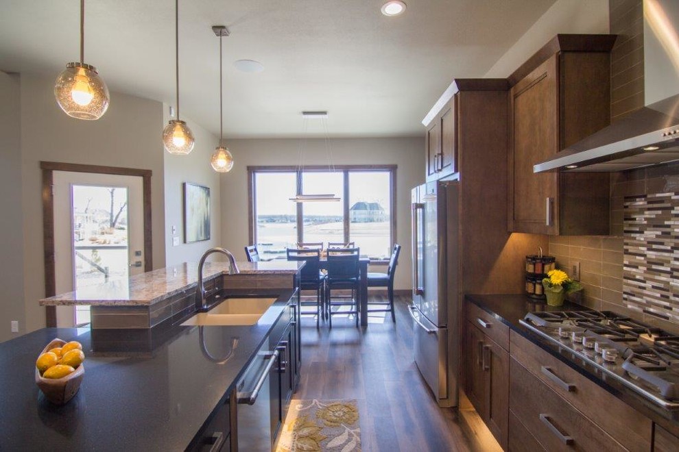 Kitchen - mid-sized transitional kitchen idea