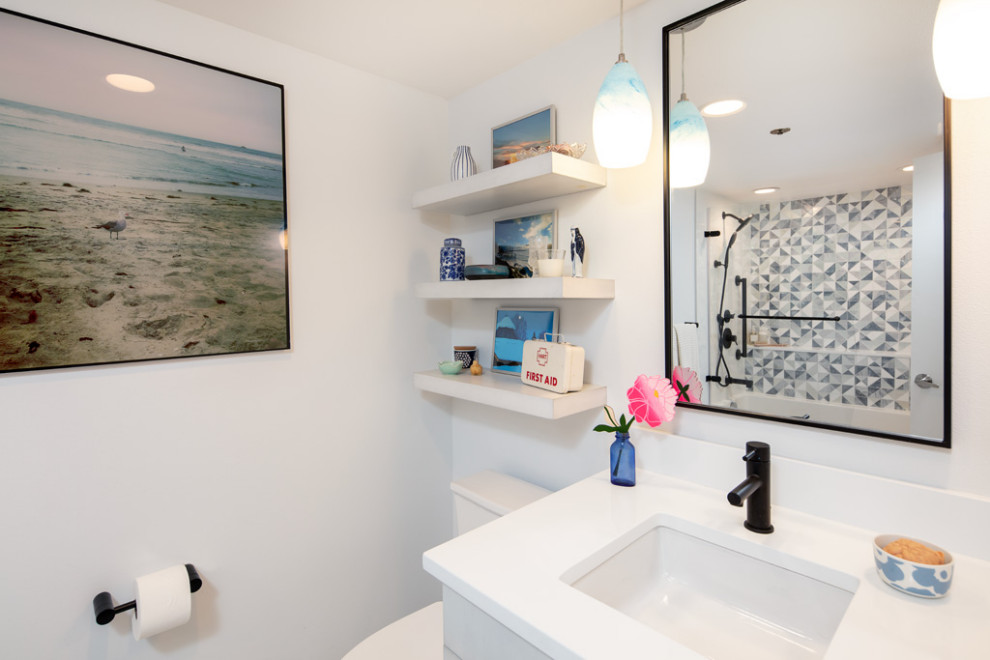Источник вдохновения для домашнего уюта: маленькая ванная комната в стиле модернизм с плоскими фасадами, белыми фасадами, ванной в нише, душем в нише, унитазом-моноблоком, синей плиткой, стеклянной плиткой, белыми стенами, полом из терраццо, душевой кабиной, врезной раковиной, столешницей из искусственного кварца, серым полом, открытым душем, белой столешницей, тумбой под одну раковину и подвесной тумбой для на участке и в саду
