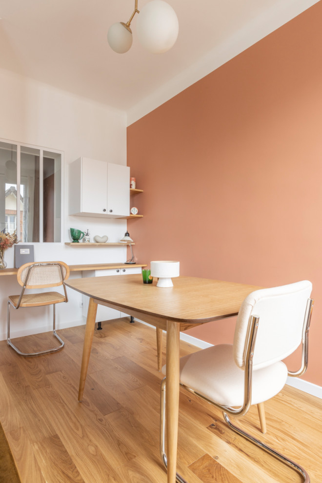 Exemple d'une salle de séjour scandinave de taille moyenne et ouverte avec un mur rose et parquet clair.